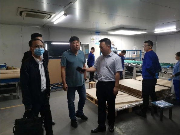 陪同政府園區(qū)赴特種玻璃深加工投資選址項(xiàng)目方對接考察，深度交流，為合作奠定堅(jiān)實(shí)基礎(chǔ)