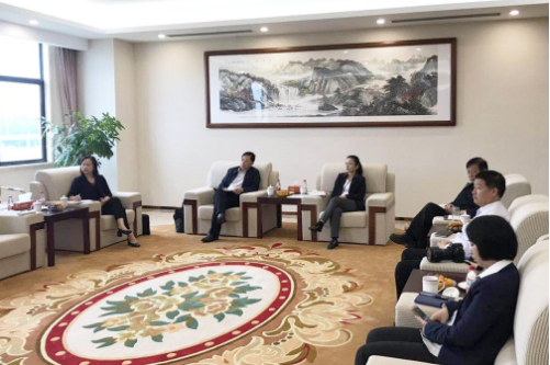 陪同政府園區(qū)對(duì)接考察高端包裝戶外型材投資選址項(xiàng)目，深化對(duì)接合作，推進(jìn)項(xiàng)目加快落地