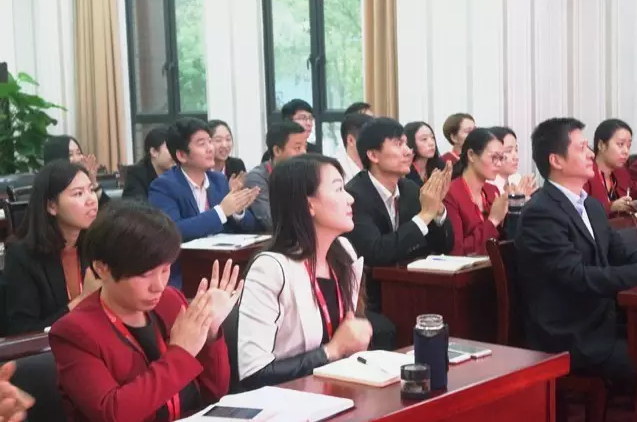 東方龍商務召開委托招商引資提升服務專題會議，建立VIP服務體系